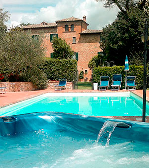 Apartments with swimming pool and park for children in Val di Chiana | Villa Scannagallo in Foiano della Chiana
